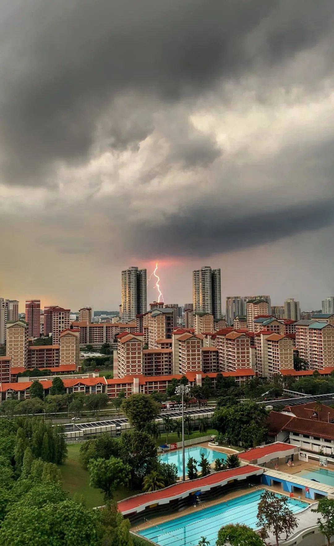 前晚,新加坡电闪雷鸣!美丽也很危险