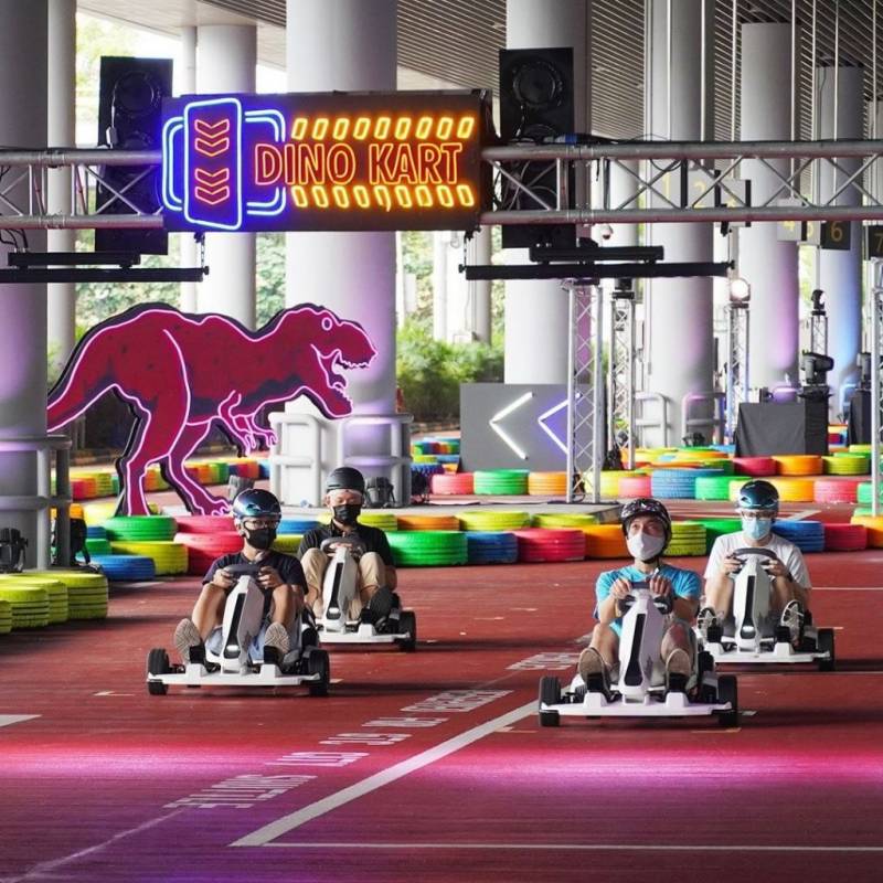 樟宜机场恐龙主题嘉年华!户外迷你卡丁车、炫彩夜间赛道🏎️ S$8优惠价至到12月底