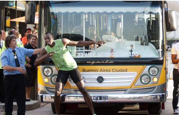 新加坡妹紙巴士做運動引發口水大戰，網友調侃“倆大長腿像雨刷”