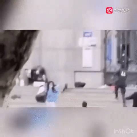 警察下跪震驚全網,實拍昆明人質劫持案有多驚心動魄!新加坡的警察也曾這樣做