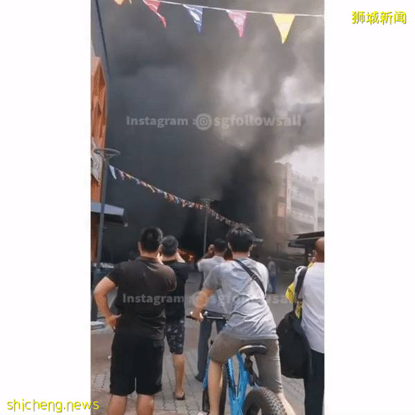 恐怖！新加坡這個食閣煤氣罐爆裂，發生大火！兩小夥勇敢救急