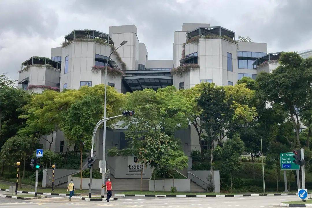 大學畢業後，就能同時擁有歐洲和亞洲頂級商業視野及工作機遇的秘密是