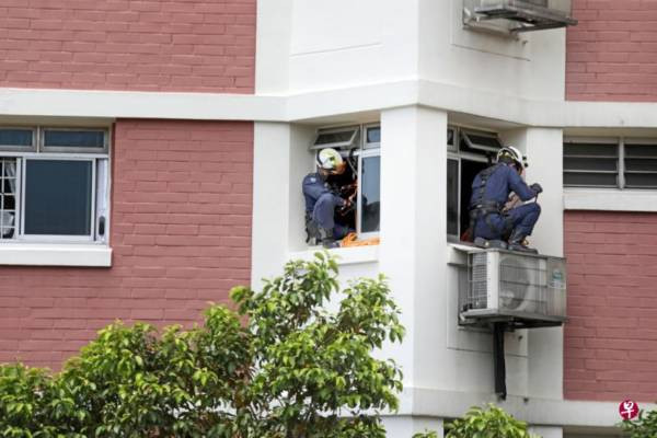 疑与夫起争执 少妇反锁屋内 惊动民防部队搭救