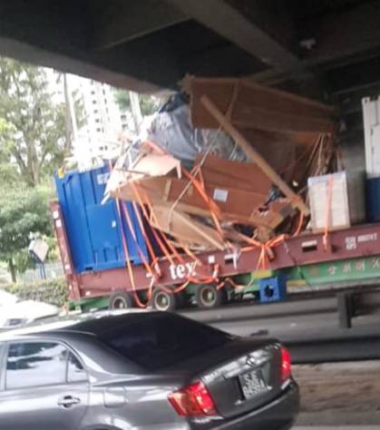 新加坡二货司机无视限高,货物直撞高架、货物一地狼藉