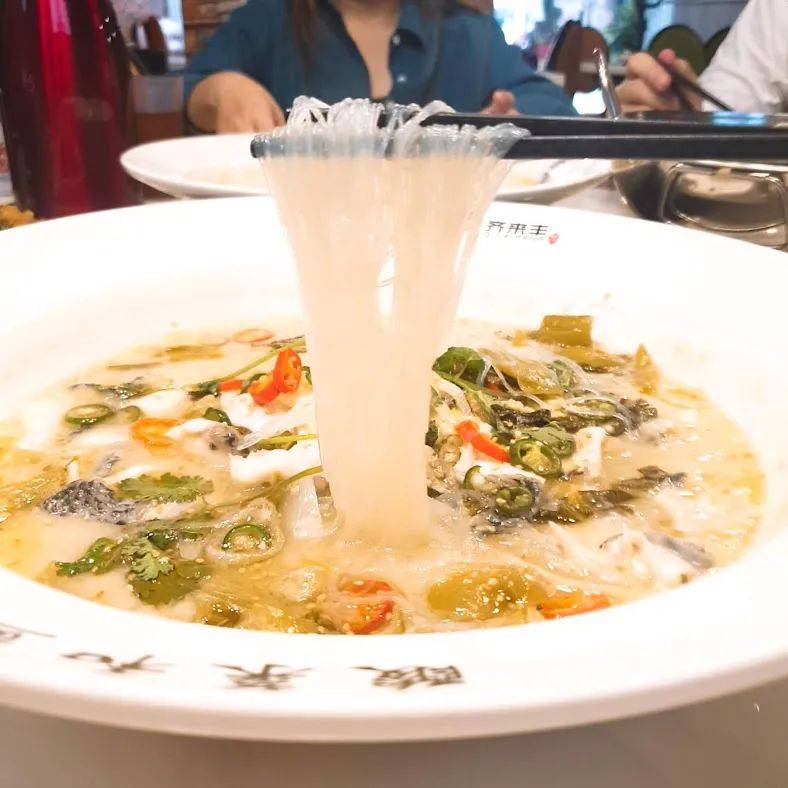 美食博主探店 新加坡唯一可以吃到脆鱼锅的餐馆