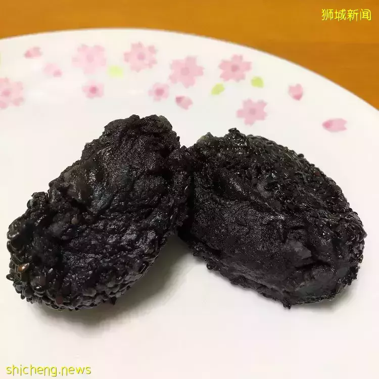 接好这份黑色炸弹!老曾记推出黑芝麻炸弹球😋糯叽叽口感+饱满内馅,每粒$1.70💸
