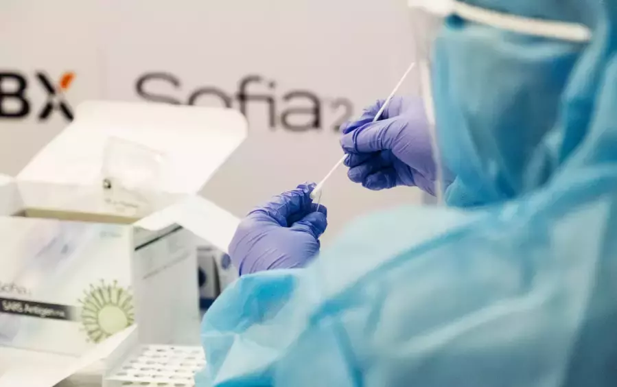 防止冠病新變種奧密克戎擴散!新加坡從明天起收緊入境防疫措施