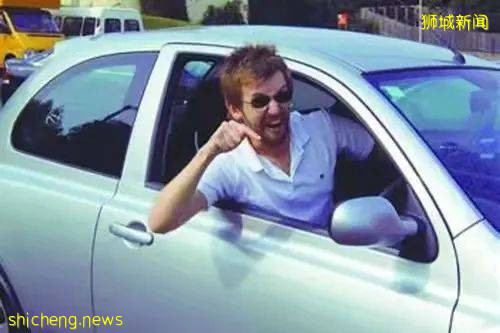 路怒症真可怕!新加坡暴躁骑士因对方按喇叭怒砸德士吓坏乘客