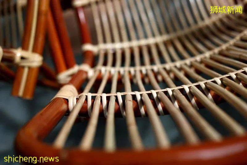 一邊給幼童坐,一邊給大人坐,見識下古早母子椅!承載幾代新加坡人回憶的竹藤手藝至今可好