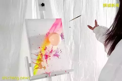 又有稀奇的Art Jamming方式!用气球作画,大力甩出颜料飞溅,解压又好玩🎈
