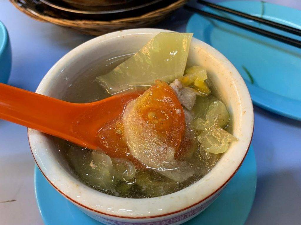 米其林必比登推介🌟牛車水排隊美食“聯合本記煲飯”🔥傳統炭爐烹制、豐富配料，每天人龍不斷👣