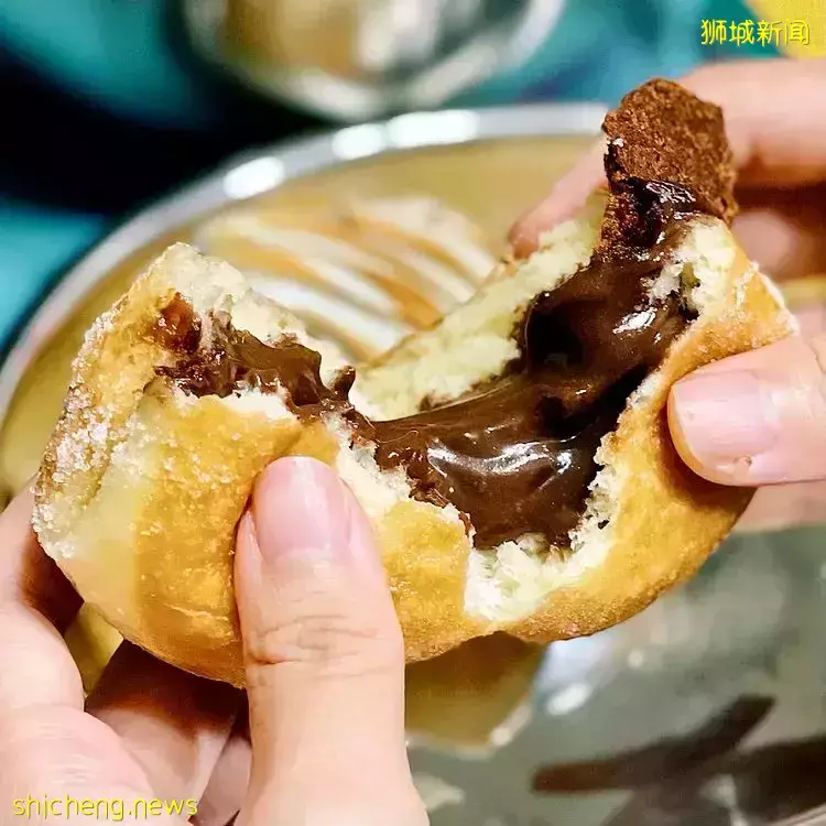 接好糖衣炮弹!盘点新加坡爆浆甜甜圈Bomboloni🍩圆圆鼓鼓外形、内馅满到流心😙