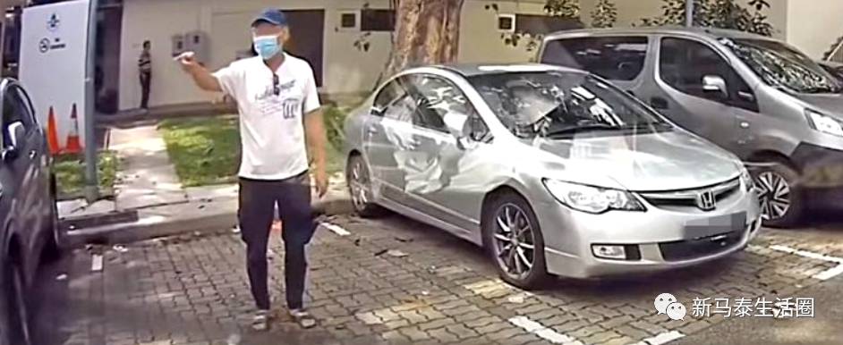新加坡阿叔肉身霸車位引熱議!司機停車誤踩油門直撞組屋牆壁