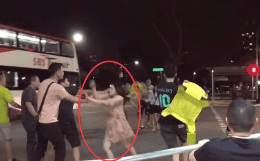 新加坡红灯区街头又打架了，不会又因妓女争风吃醋吧
