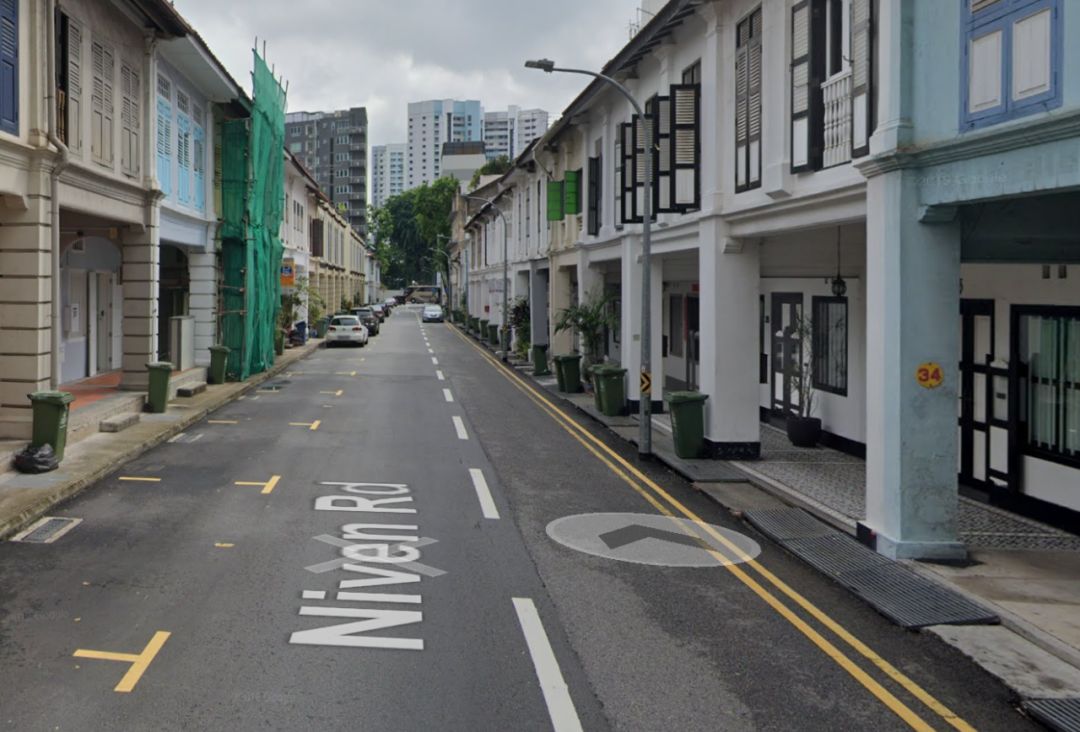 新加坡男子因偷拍女性裙底被路人制服,当场暴毙!