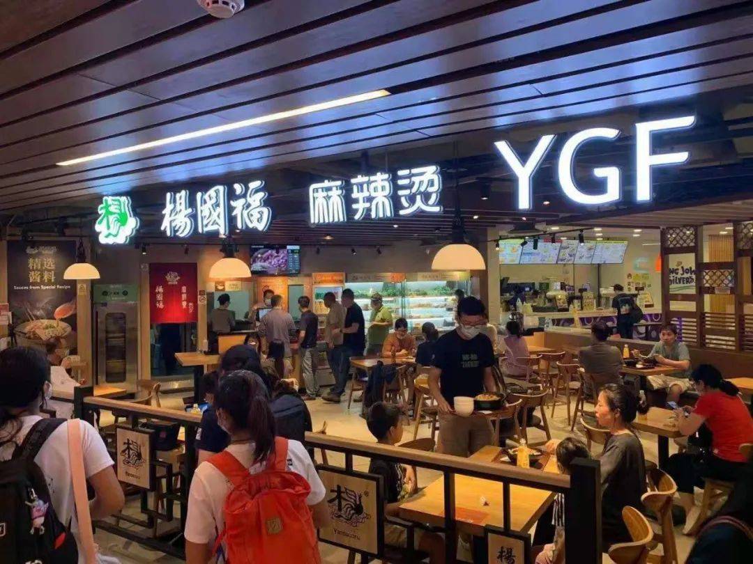 擠！爆！了！2020在家待了一整年，年底了，全新加坡的人都上街排隊