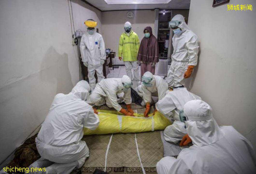 印尼淪陷!日增近4萬例、上千人死亡!警察扮鬼、民衆搶牛奶,新加坡送救援物資