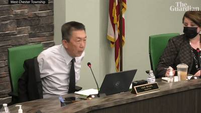 震驚!美國華裔官員被逼當場脫衣,回應歧視和汙蔑!新加坡也有“隱性歧視”嗎