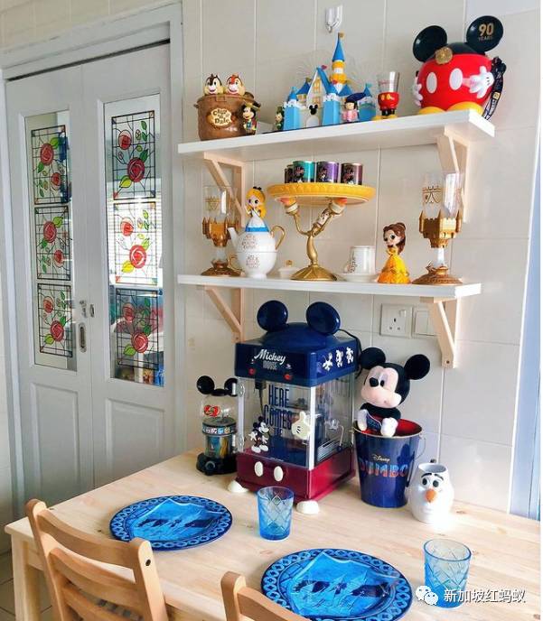 新加坡狂熱收藏家把組屋打造成迷你“迪士尼”，門裏門外兩個世界