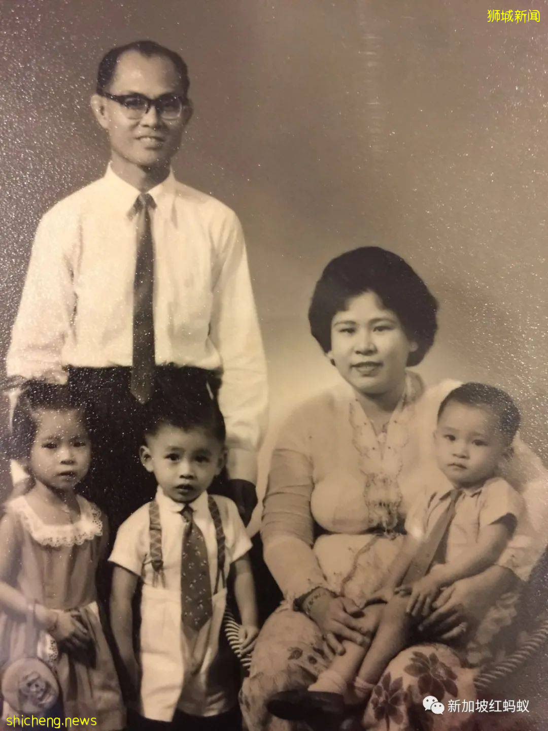 新加坡女部長和議員分享童年舊照　以自身經曆鼓勵年輕女孩勇敢追夢