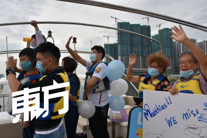 坐游艇到柔佛海峡边界 与滞留新国家人“近距离相会”