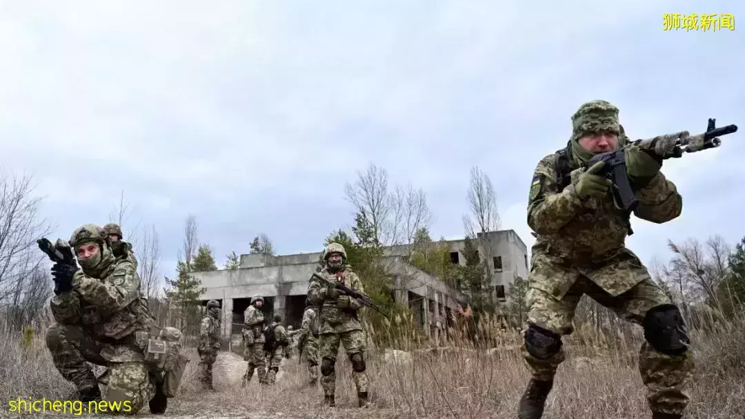 乌克兰人蜂拥逃走、多国撤侨，这个新加坡人却不想走