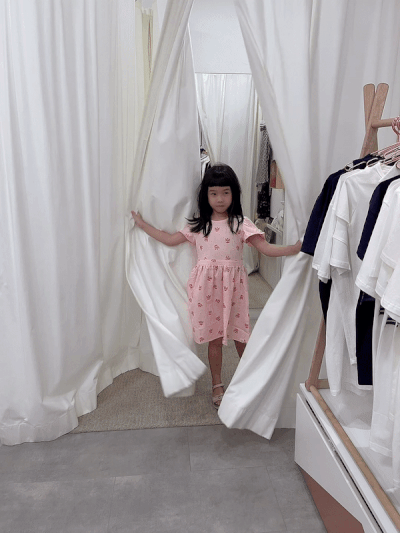 我们挖到了新加坡宝藏童装品牌,新年亲子装穿出了明星的感觉