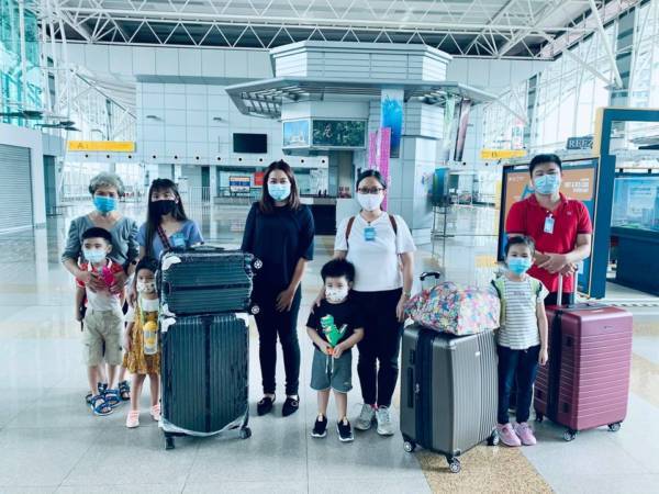 朝思暮想狮城父母和姐姐  小琛哲终如愿一家团圆