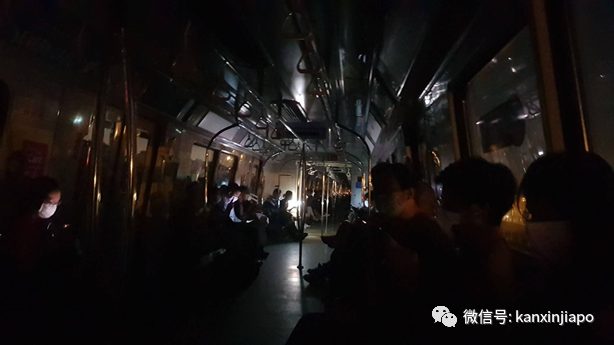新加坡3地铁线同时大瘫痪，公众摸黑在高架上“越轨”走出列车