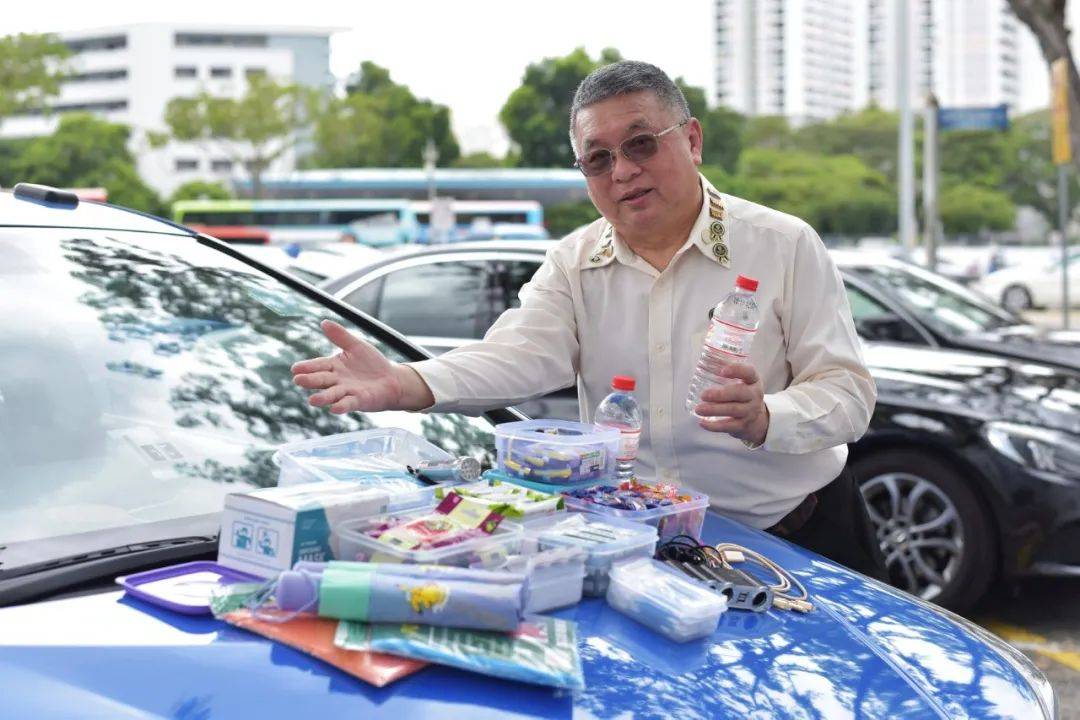 新加坡最好的计程车司机啥样,他车上口罩、零食、纸巾统统免费送