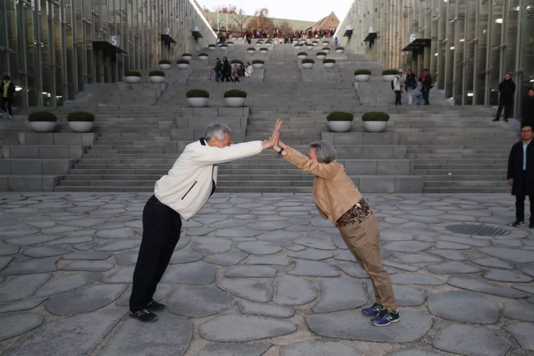 李显龙CP秀恩爱放大招:在韩国搭了个“凯旋门”!