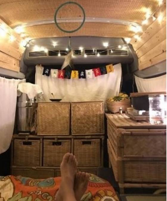 年轻夫妇辞去工作买辆货车环游世界！你敢吗