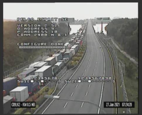 马新通道技术问题塞3天 · 罗里司机钓鱼踢球解闷