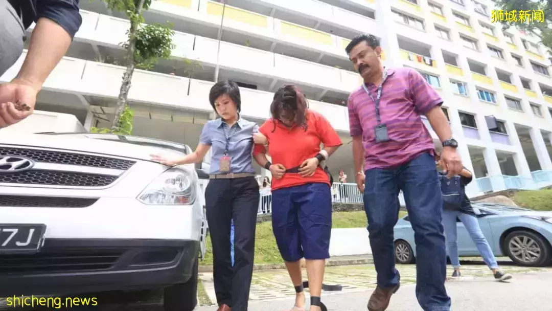恐怖！新加坡女傭搶劫雇主：拿刀架在脖子上、電腦砸頭