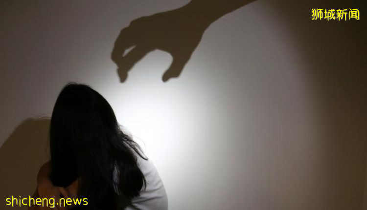 假扮警察強奸援交女 獅城男判監18年鞭24下