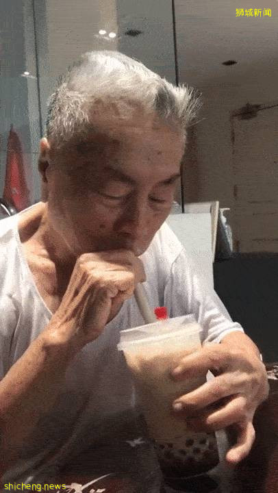 91岁爷爷首次品尝珍珠奶茶,反应也太可爱了