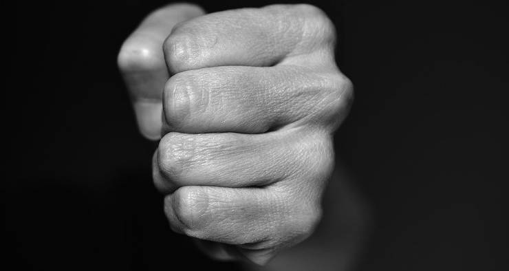 克拉码头群殴命案，5名被告分别判监挨鞭，网友直呼判轻了