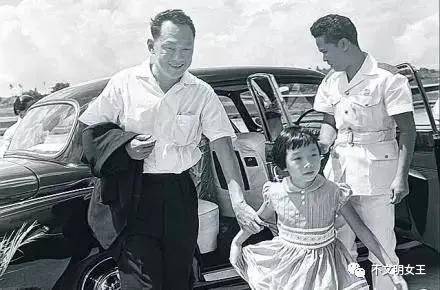 李玮玲: 强悍到手撕总理哥哥, 目睹父亲逝后椅子被移走, 却崩溃到哭