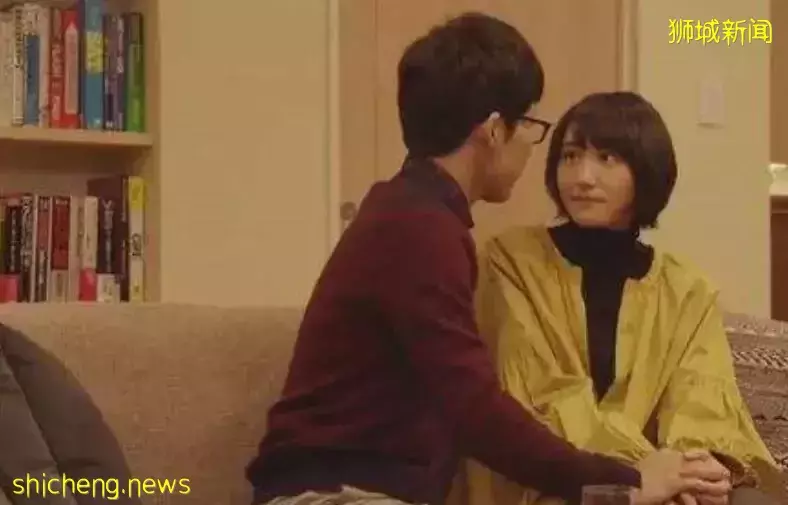 厉害啦！新加坡大叔与女上司及其妹妹谈恋爱，最后玩掉养老金