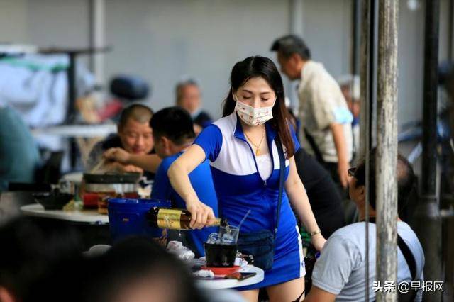新加坡咖啡店一景：啤酒女郎 斟飲之間 不關風月