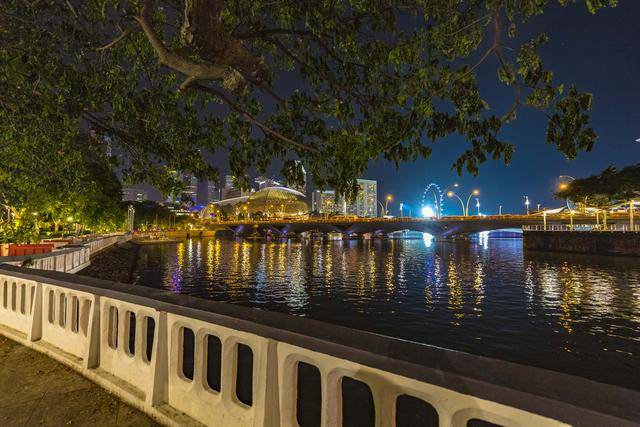 观赏新加坡夜景的绝佳地，夜色中的克拉码头