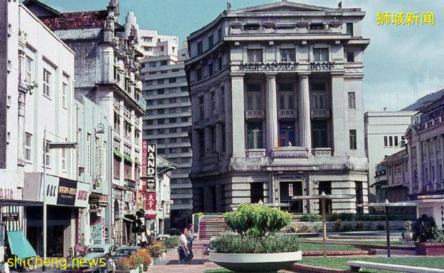 新加坡有七成华人，李光耀为何会抵制汉语，把英语作为官方语言