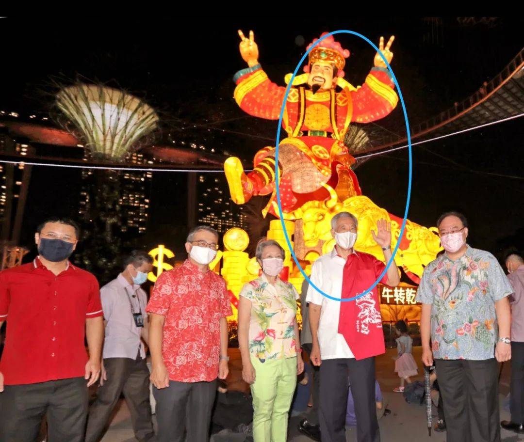 新加坡總理李顯龍魔性拜年視頻火了！各部長花式拜年，竟有財神爺上門討債
