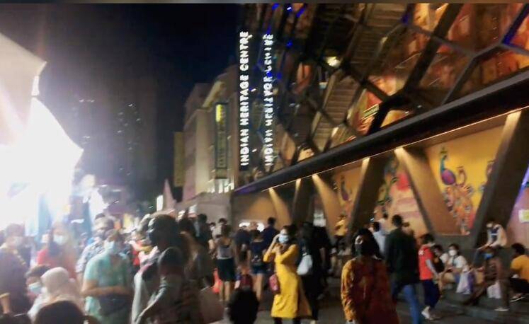 新加坡屠妖節人流聚集、人頭湧動，安全距離？野