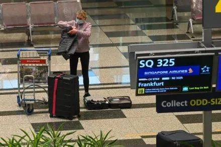 感染群持續擴大！今天起，遊客入境、新加坡更多人將回公司上班