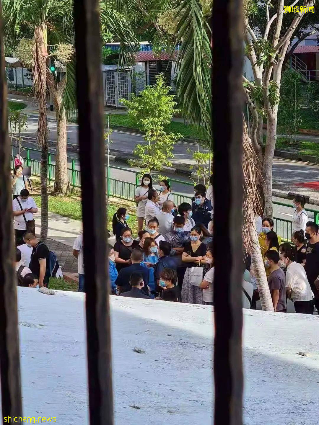 新加坡排隊瘋搶中國疫苗,人山人海驚動了警察!打完科興進入中國更容易