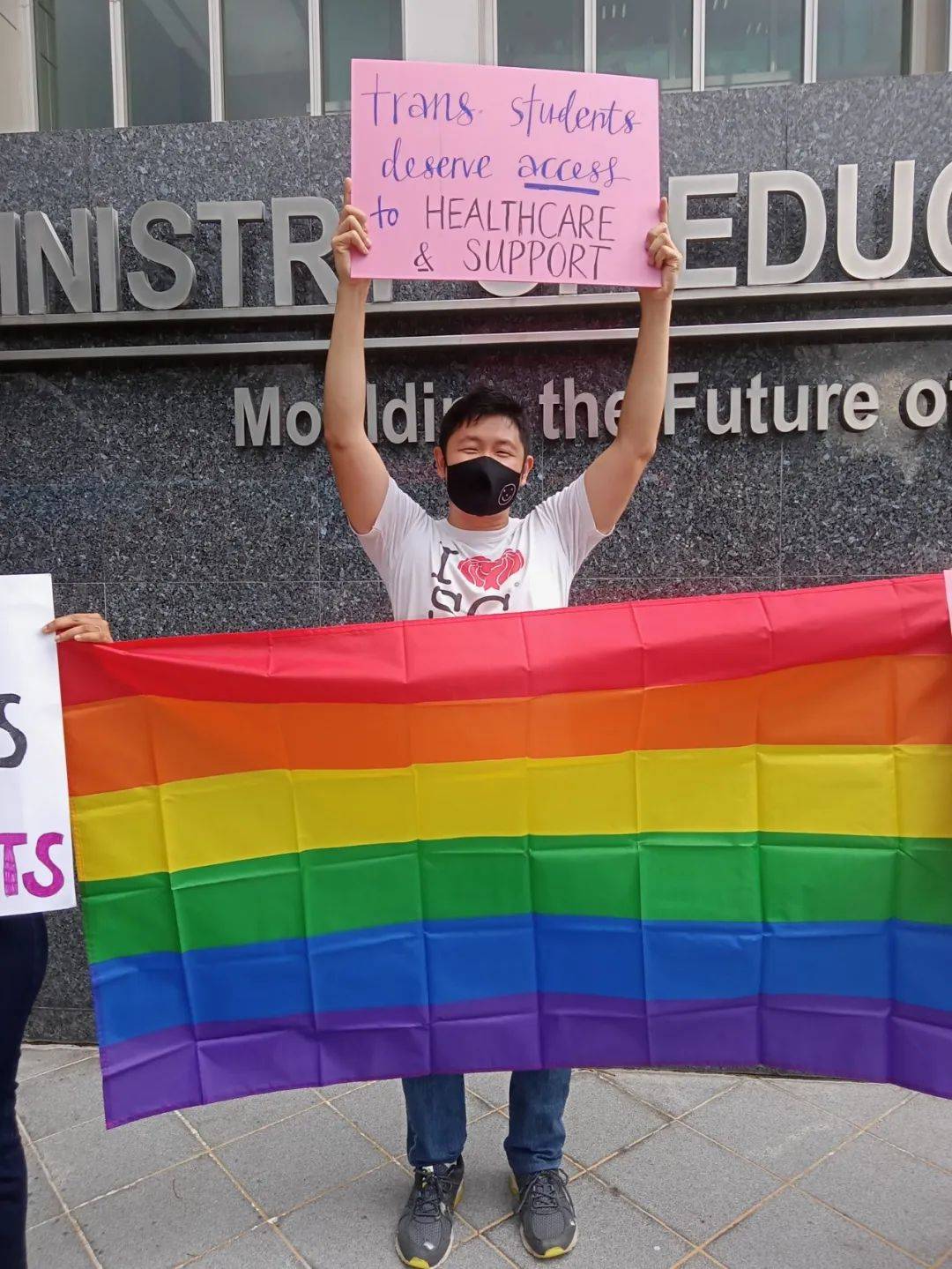 新加坡教育部門口驚現一批學生舉牌示威!學校裏到底發生什麽事