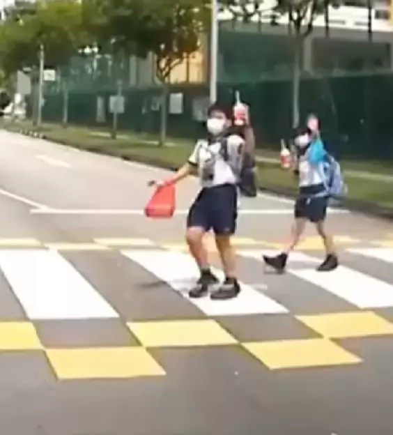 优秀的司机配得上有礼貌的行人,新加坡小学生向让路司机敬礼