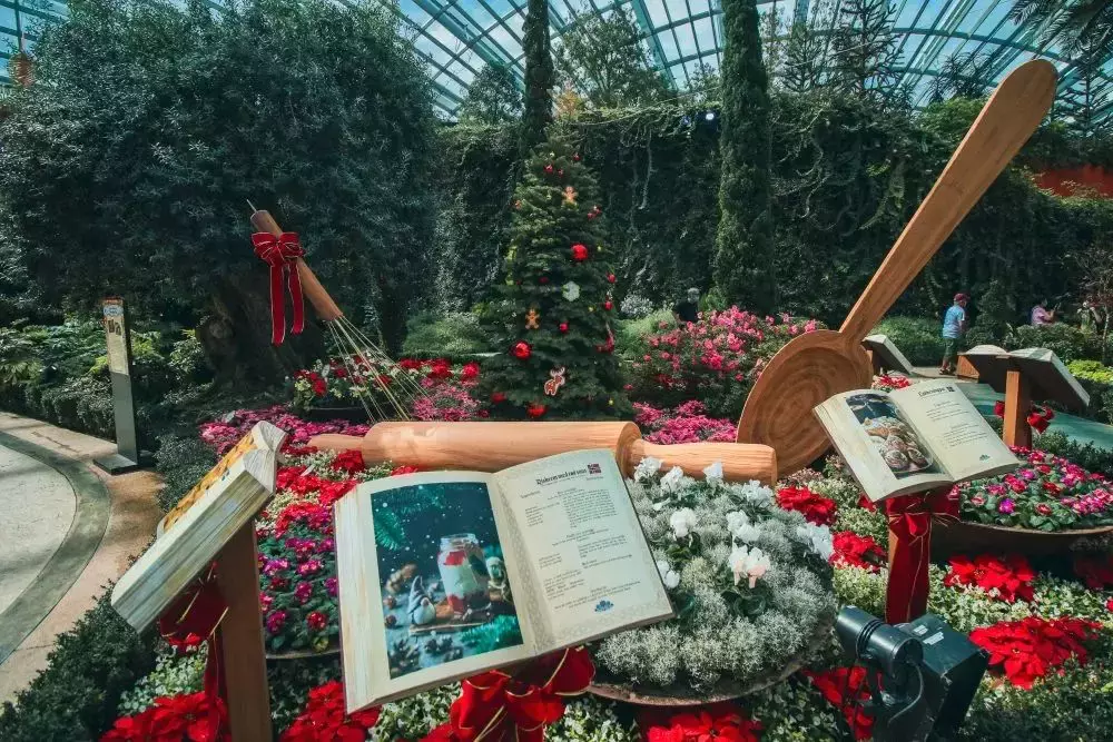 8米摩天轮、巨型糖果手杖、苹果圣诞马车...新加坡滨海湾花园变身圣诞村