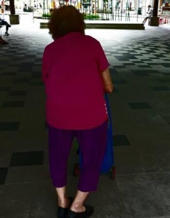 灵位安奉婆家被拒 媳妇门前跪拜